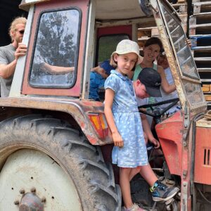 Kinder am Traktor