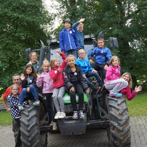Kinder am Traktor