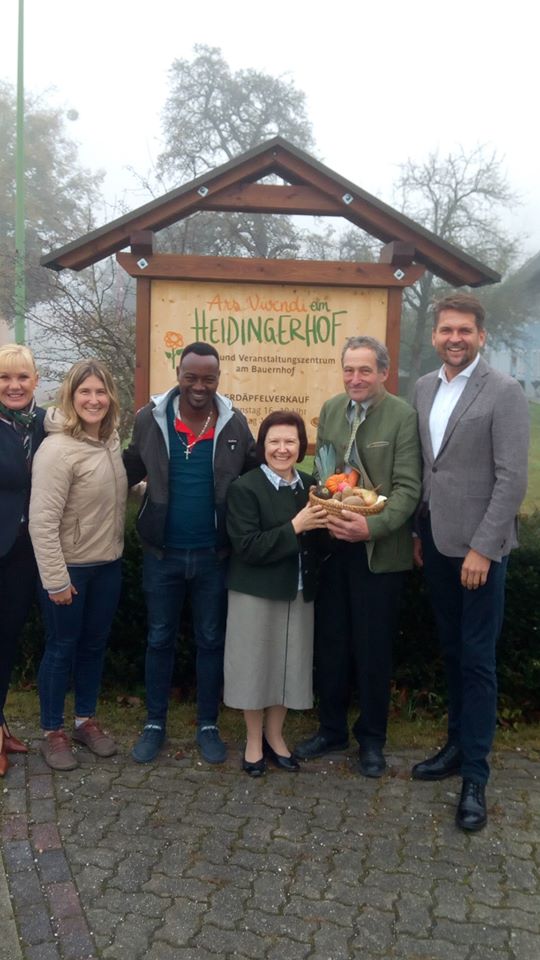 Tekle, Familie Heidinger, Stadtrat Peter Lehner und Gemeinderätin Tina Hacker vor der Heidingerhoftafel