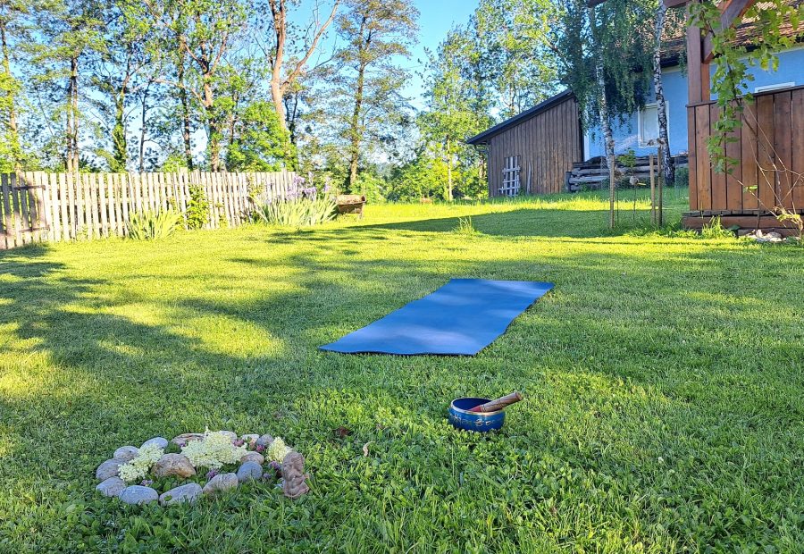 Yoga-Wiese mit Matte